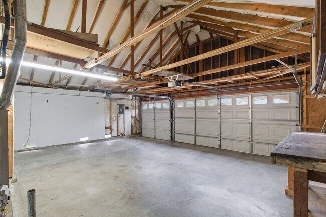 Building Photo - 5923 Burgundy Ave