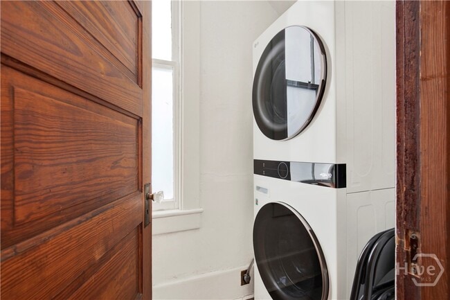 Building Photo - 118 W Waldburg St