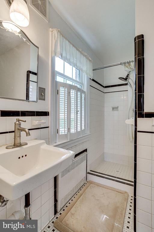 Building Photo - 609 Upland Pl