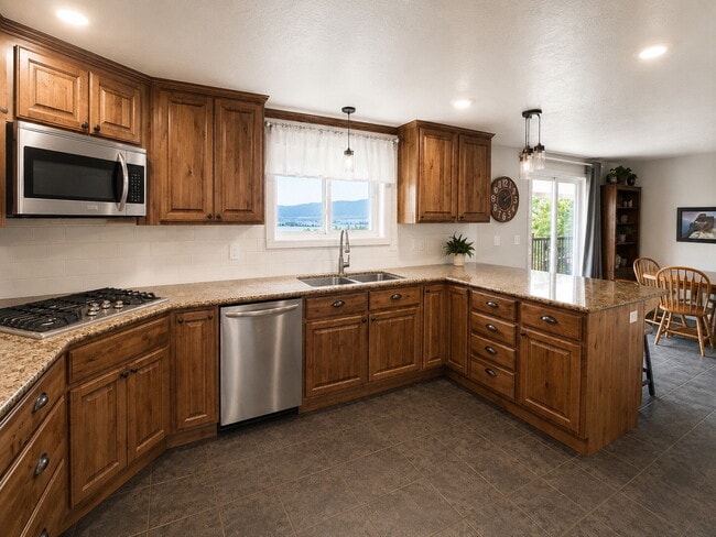 Building Photo - Caretaker Rental Opportunity – Fully Furnished Home in Historic Spring City