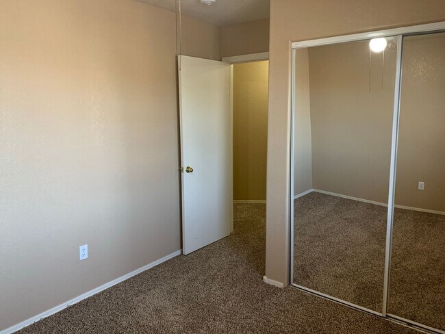 Building Photo - Wonderful 3 bedroom 2.5 bath home located in the golf course community of Western Skies