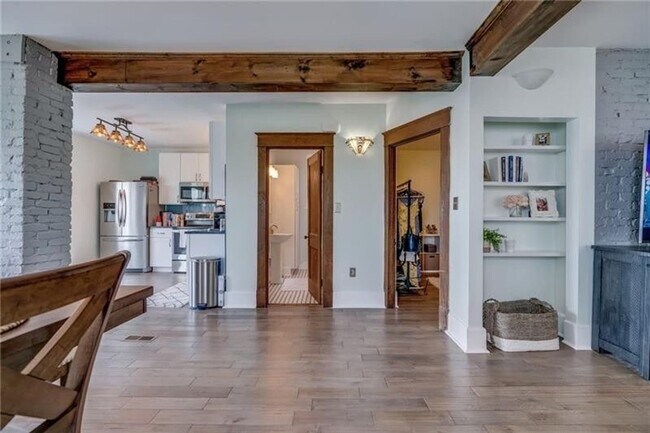 Building Photo - 13-15 Bailey