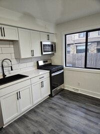 Building Photo - 2028 S 81st St