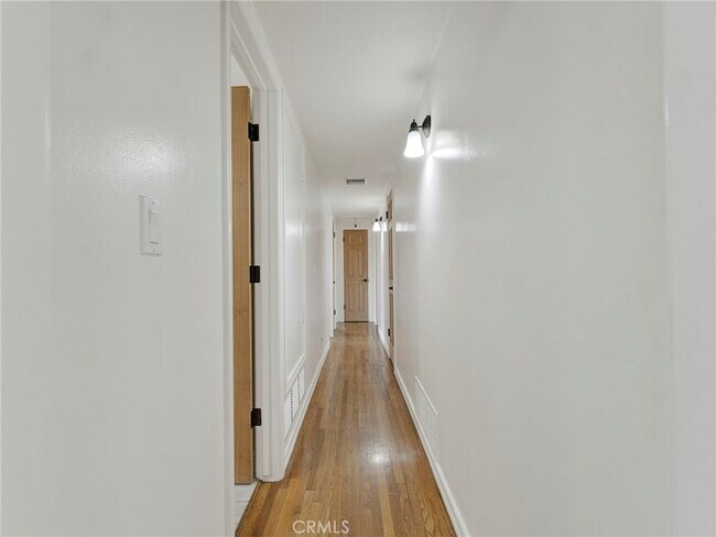 Building Photo - 10918 Reseda Blvd