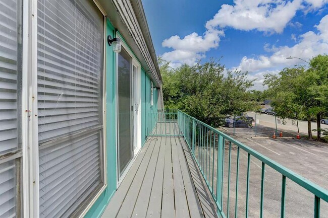 Building Photo - 305 E Croslin St