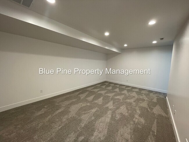 Building Photo - 5844 Wildrose Ave