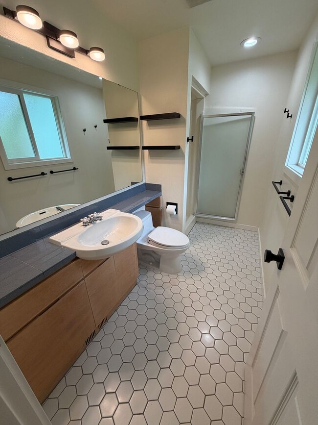 Building Photo - (969) Lance Way - 3 Bedroom / 2 Bath Home