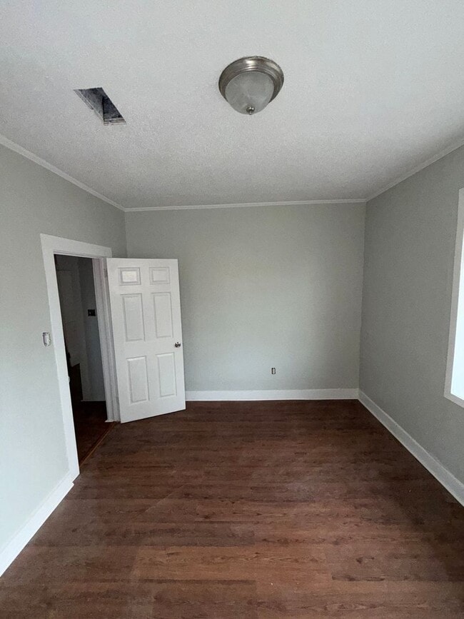 Building Photo - 5 bedrooms 2 baths