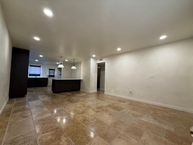 Building Photo - Beautifully updated condo!