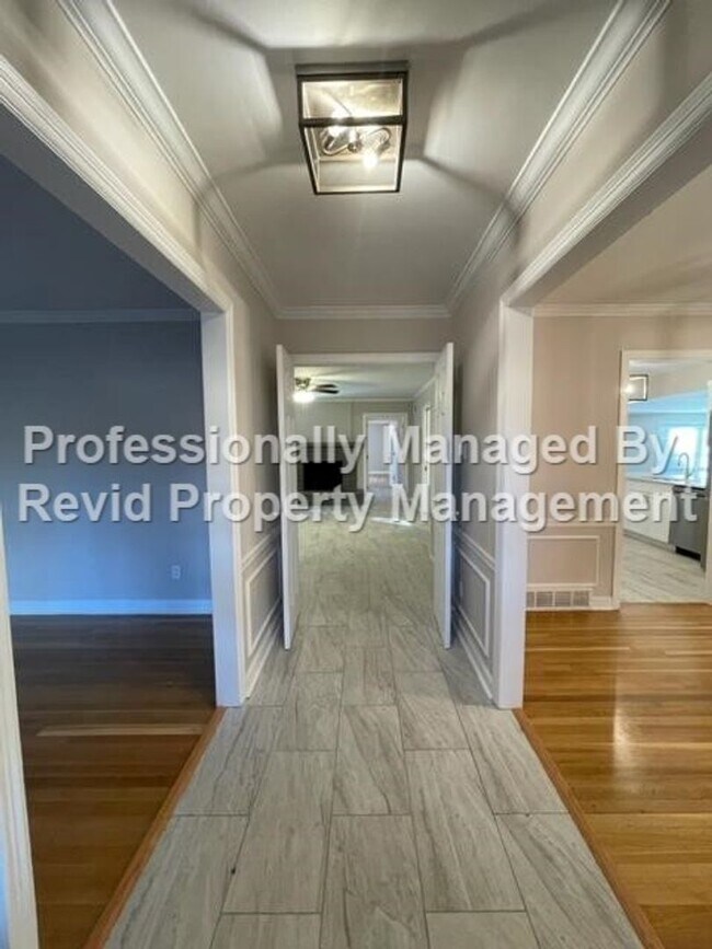 Building Photo - Elegant 4-Bedroom Home in the Heart of East Memphis!!