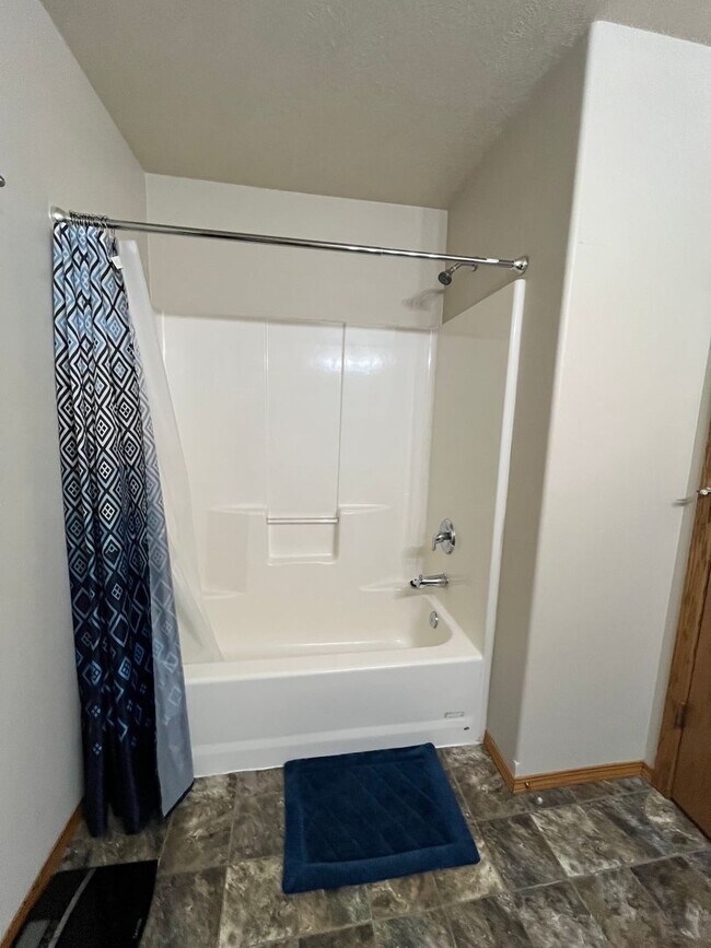 Building Photo - 3 Bed/2 Bath Apartment in Sioux Falls!