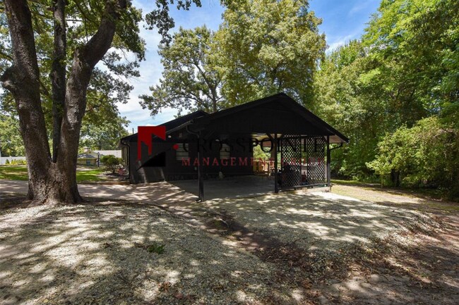 Building Photo - Almost Ready! 2 Bedroom 1 Bath ON Lake Palestine!