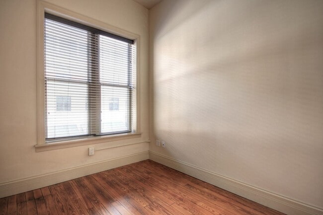 Building Photo - 10 E Main St