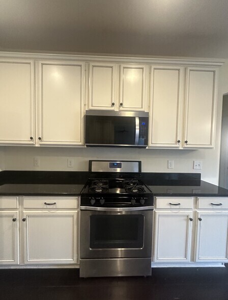 Building Photo - 402 Valley Spring Dr
