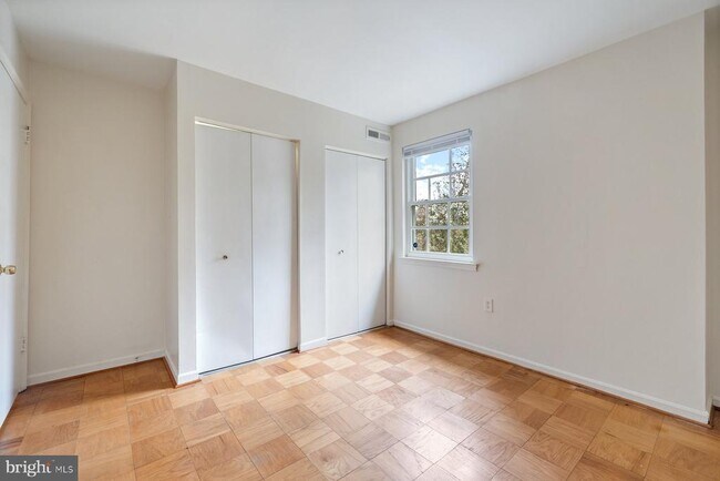 Building Photo - 876 College Pkwy