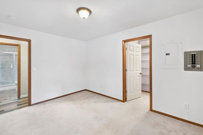 Building Photo - Immaculately maintained rambler in Sammamish with huge yard!!