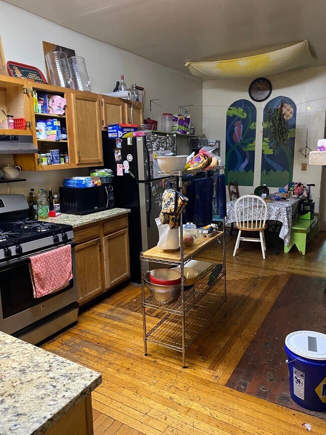 Building Photo - Available 6/1/26 - Spacious Apartment With...