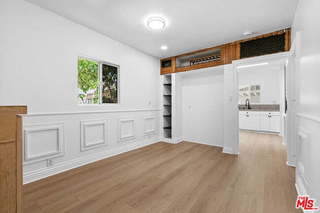Building Photo - 3915 S Budlong Ave