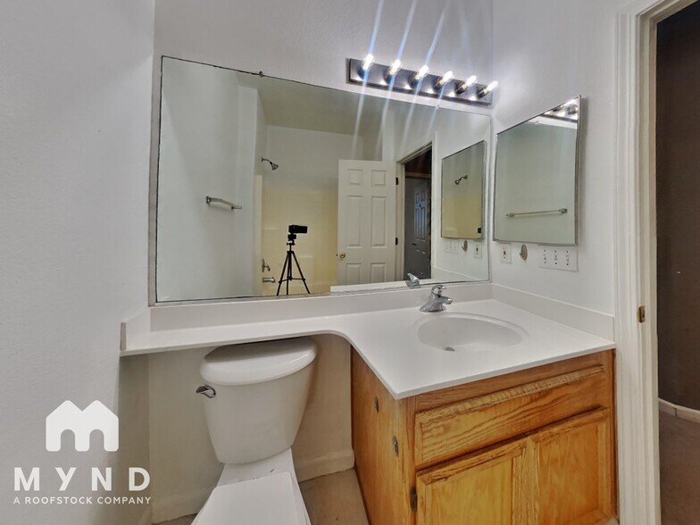 Building Photo - 5945 Caddington Way