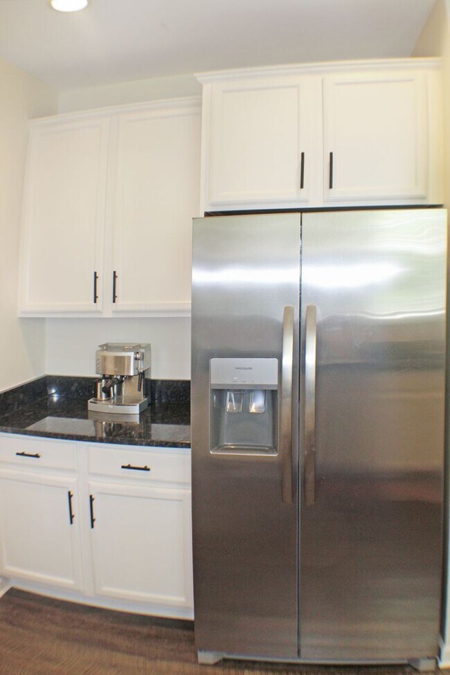 Building Photo - Fully furnished - single family