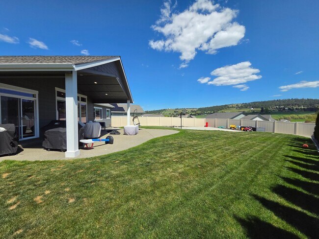 Building Photo - $4,800 - 5 Bed / 3 Bath Custom Built Home w/ Private Sport Court & Golf Green