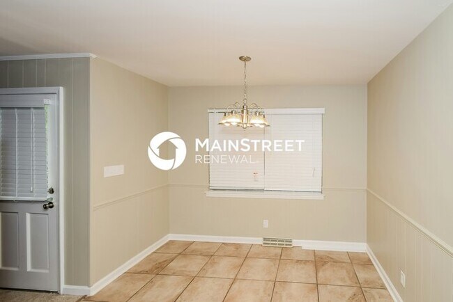 Building Photo - 3 Bedroom Pet-Friendly Home in Center Poin...