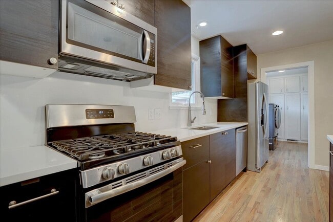 Building Photo - Beautifully renovated ranch home with drea...