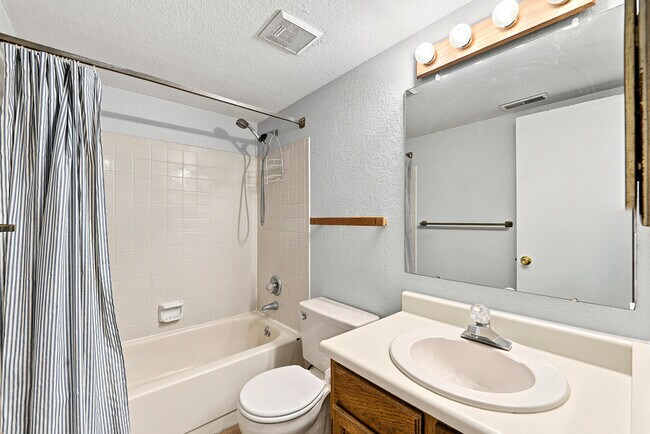 Building Photo - 6242 Willow Ln