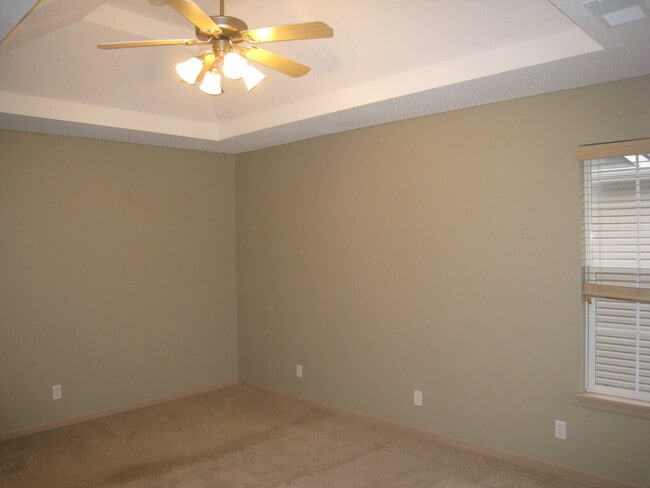 Building Photo - 9806 N Lewis Ave