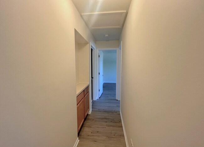 Building Photo - 960 N Lakeside Dr