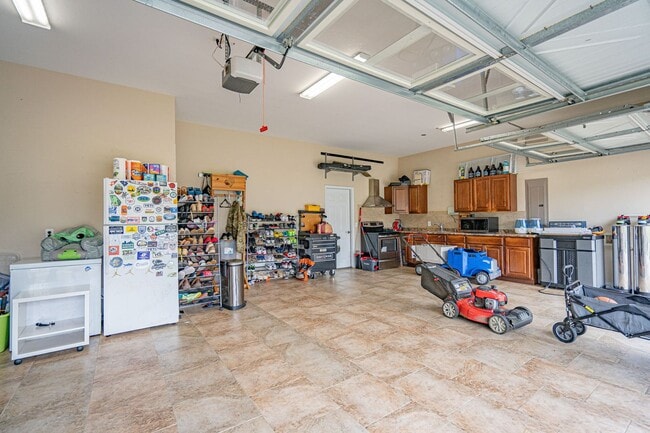 Building Photo - Forest Lakes Pooler