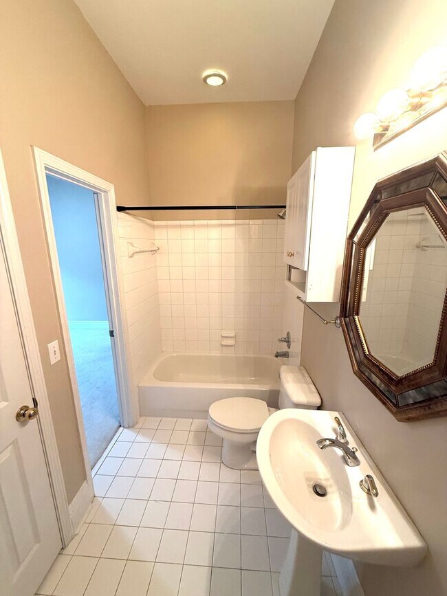 Building Photo - ** 4 Bed 3 Bath located in Deer Creek ** Call our self showing number to schedule a tour 334-366-...