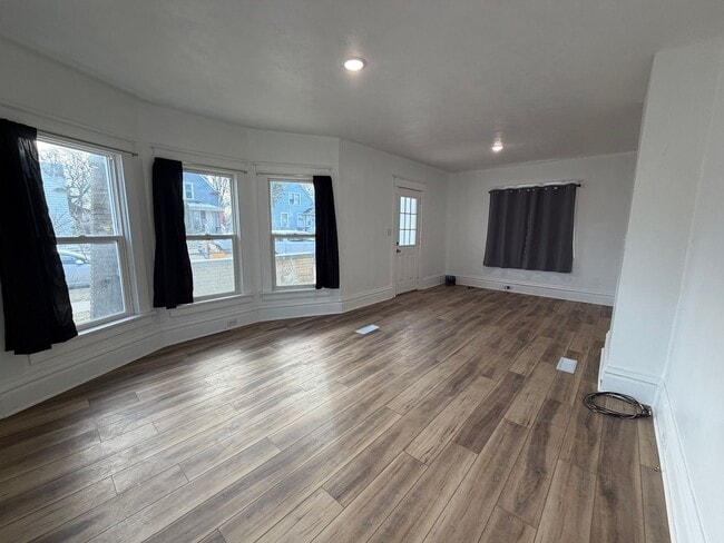 Building Photo - Spacious 4 Bedroom home