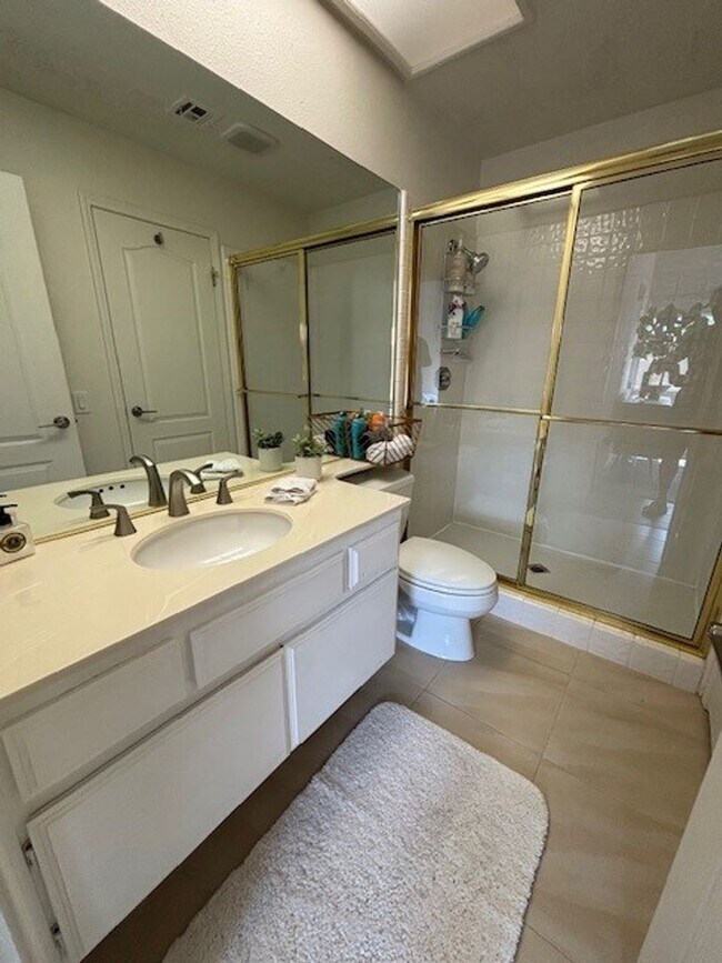 Building Photo - 3 Bedroom 2 Bath Short Term Rental August through October