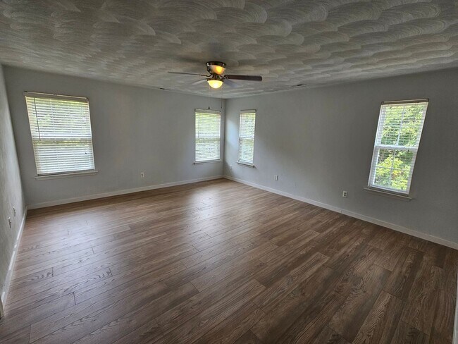 Building Photo - Newly Renovated Two-Story 4BR/2.5BA Home -...