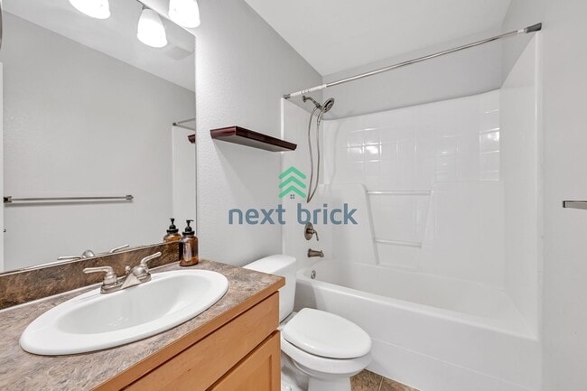 Building Photo - 3 BED & 2.5 BATH  FOR RENT