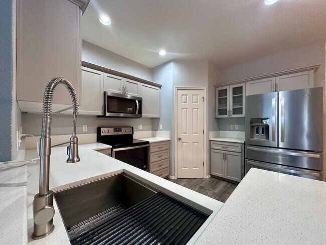 Building Photo - 1/2 off first months rent!! | Modern Comfort Meets Convenience in Beaverton Townhouse 2 Bed 2.5 B...