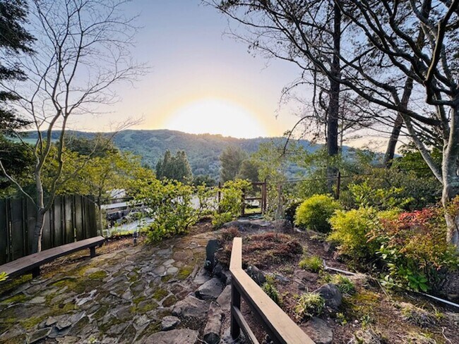 Building Photo - Wonderful 3 bedroom, 2 bath single level home in desirable Orinda Woods community-now available f...