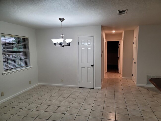 Building Photo - 306 E Anderson Ave