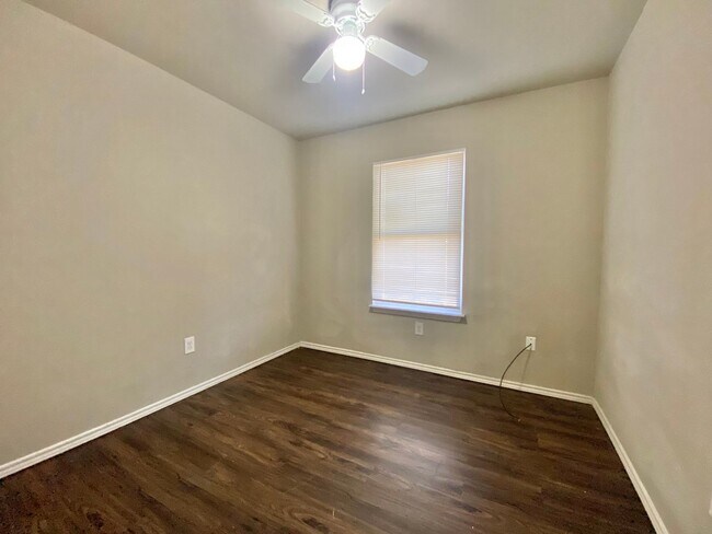 Building Photo - Now available - 3 bed, 1.5 half bath near MLK