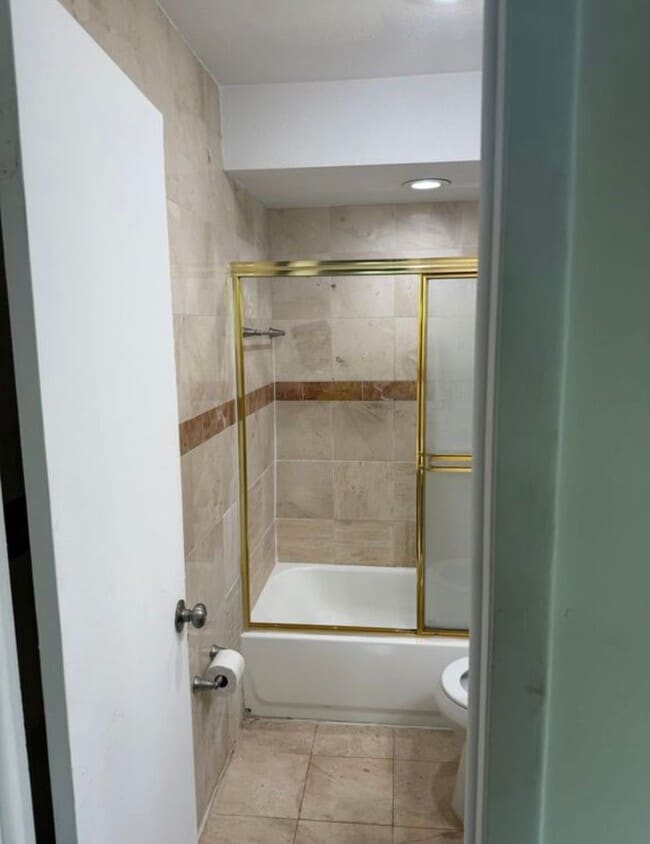 Building Photo - Private Bedroom w/ Private Bath in Spacious 1,100 Sq Ft Home – Prime Location