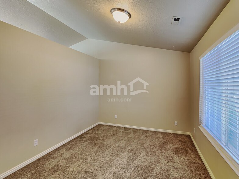 Building Photo - 272 S 590 W