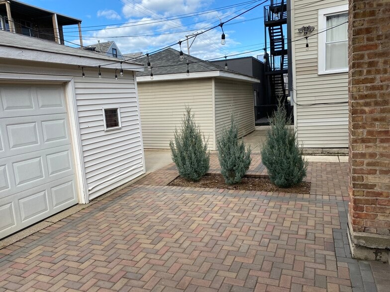 Building Photo - 2346 W Dickens Ave