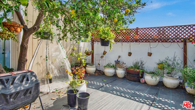 Building Photo - 252 E 47th St