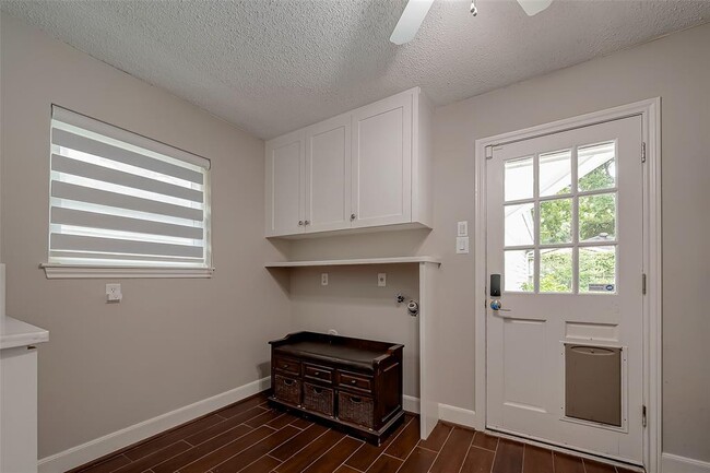 Building Photo - 10118 Briar Forest Dr