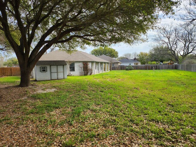 Building Photo - Awesome 4 bdrm/2.5 ba in La Brisas