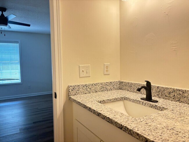 Building Photo - Cute Stepless 3 bedroom, 2 bath ranch in Dallas!