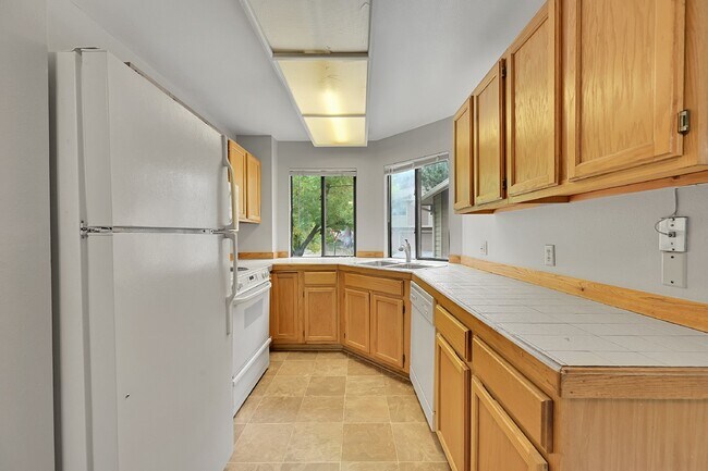 Building Photo - $1,850.00, 2 bed, 2 bath, located in Color...