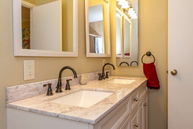 Building Photo - This tasteful decorated home features 3 be...