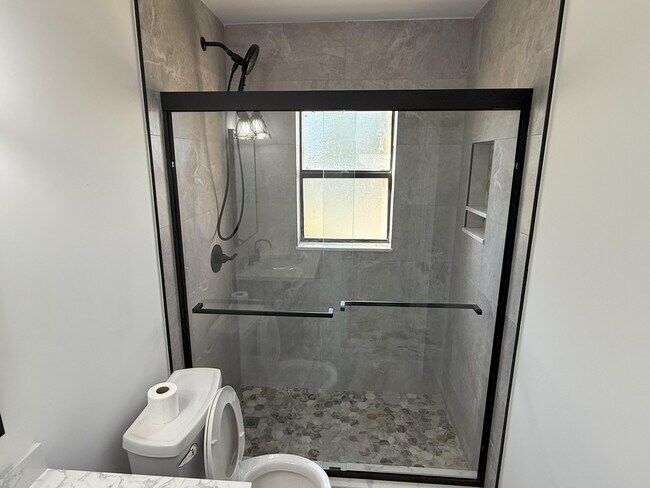 Building Photo - 440 Glenwood Dr